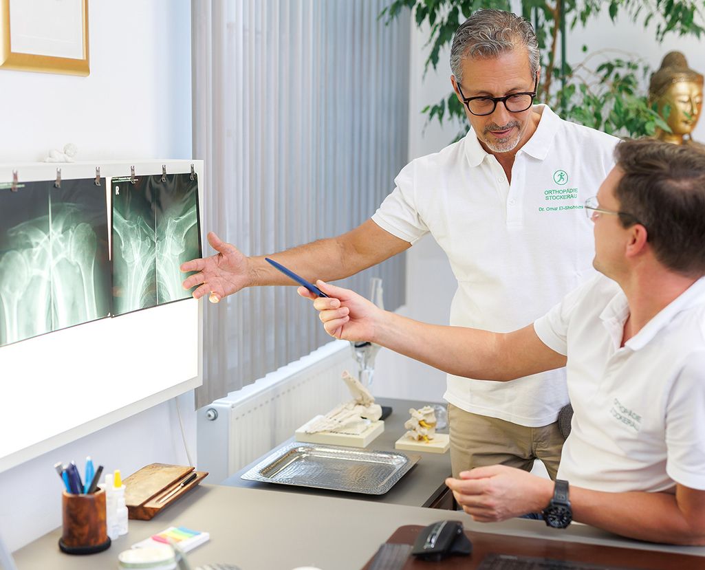 Die beiden Orthopäden unterhalten sich über ein Röntgenbild